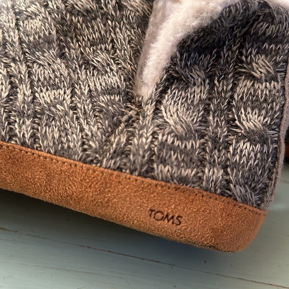 Woman’s TOMS slippers size 10 (worn 2x) - Picture 2 of 8
